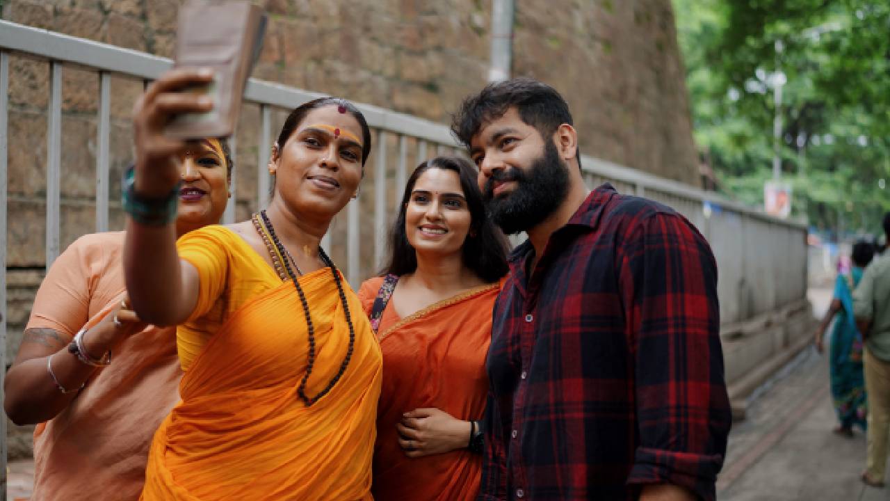 ಕೆ.ಆರ್.ಮಾರುಕಟ್ಟೆಯಲ್ಲಿ ʼಕಮಲ್ ಶ್ರೀದೇವಿʼ: ಸೋನೆ ಮಳೆ ಜತೆಗೆ ಸಚಿನ್ ಚಲುವರಾಯಸ್ವಾಮಿ-ಸಂಗೀತಾ ಭಟ್ ಮಸ್ತ್ ಫೋಟೊ ಶೂಟ್ - Image 7