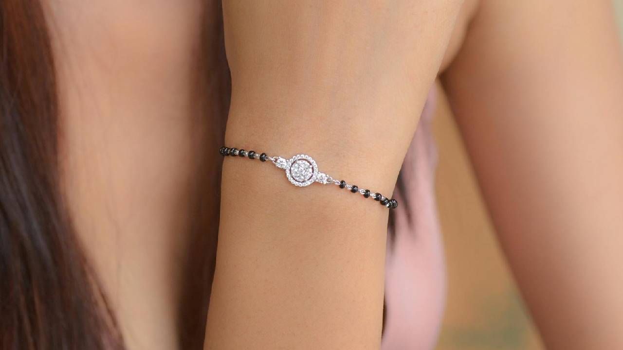 Jewel Fashion 2025: ಕೈಗಳ ಅಂದ ಹೆಚ್ಚಿಸುವ ಬ್ರೇಸ್ಲೆಟ್ ಆಗಿ ಬದಲಾದ ಕರಿಮಣಿ ಸರ - Image 1