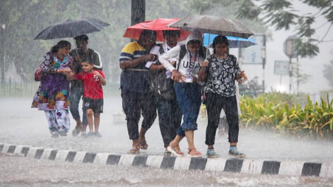 Karnataka Rain: ಯೆಲ್ಲೋ ಅಲರ್ಟ್‌; ನಾಳೆಯೂ ಬೆಂಗಳೂರು ಸೇರಿ ಹಲವೆಡೆ ಅಬ್ಬರಿಸಲಿದ್ದಾನೆ ವರುಣ!