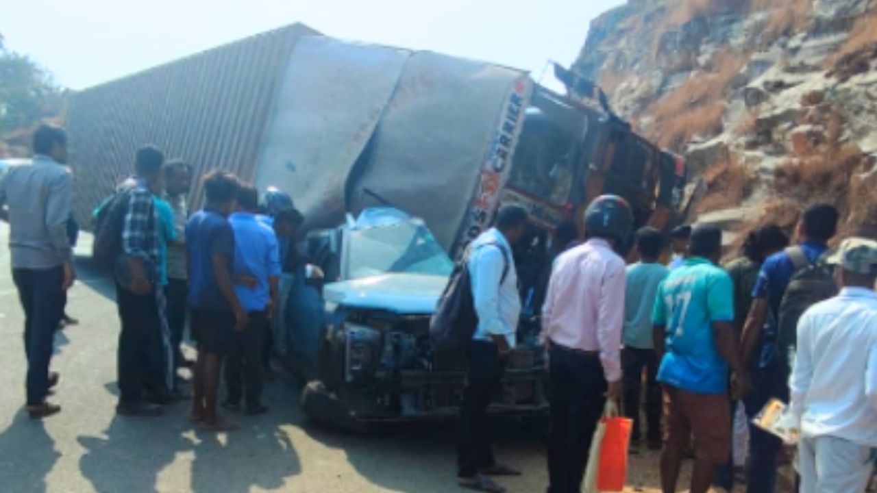 ಕಾರಿನ ಮೇಲೆ ಲಾರಿ ಪಲ್ಟಿಯಾಗಿ ಬಾಲಕ ಸಾವು, 3 ಮಂದಿಗೆ ಗಾಯ