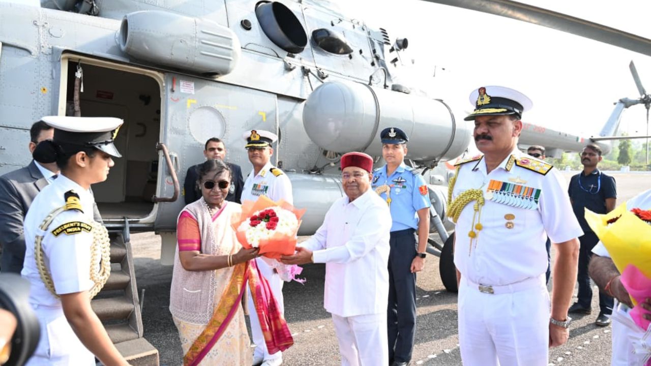 ಕಾರವಾರದಲ್ಲಿ ಸಬ್‌ಮರೀನ್‌ನಲ್ಲಿ ಪ್ರಯಾಣಿಸಿ ಇತಿಹಾಸ ಬರೆದ ದ್ರೌಪದಿ ಮುರ್ಮು; ಜಲಾಂತರ್ಗಾಮಿ ಯಾನ ಮಾಡಿದ ಮೊದಲ ಮಹಿಳಾ ರಾಷ್ಟ್ರಪತಿ - Image 1