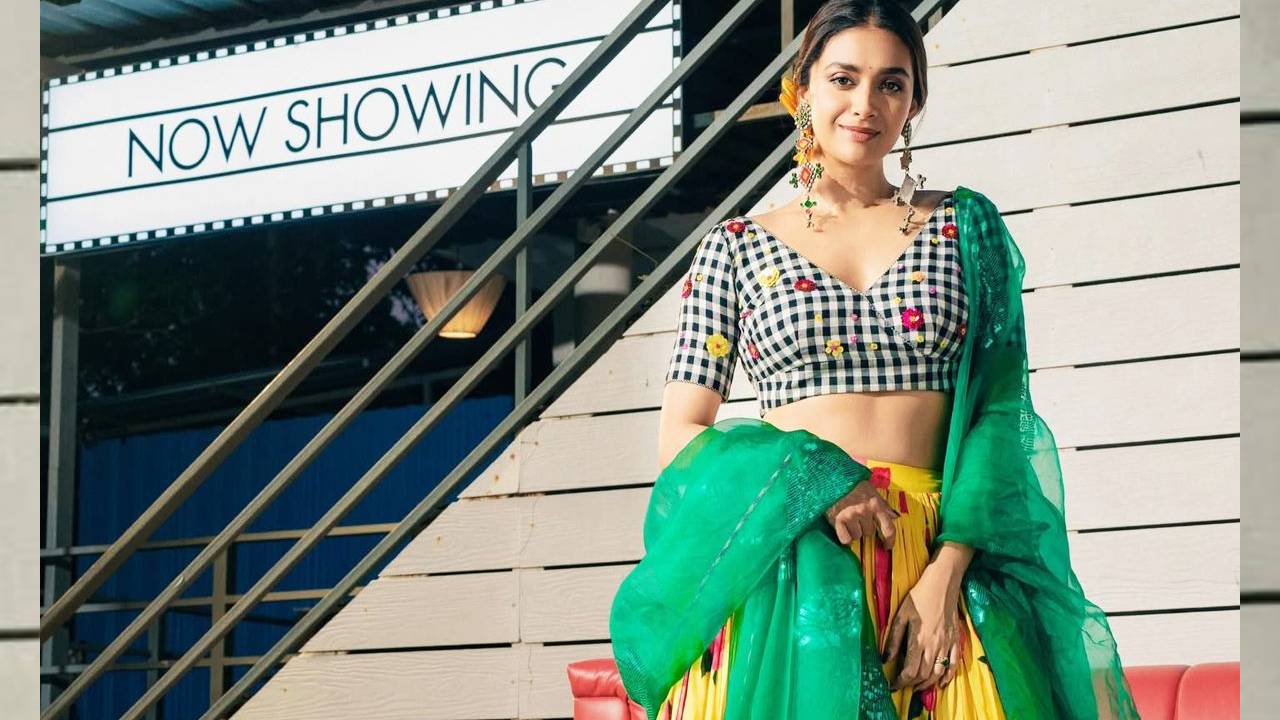 Star Fashion 2025: ಲೆಹೆಂಗಾಗೆ ಶೂ ಧರಿಸಿ ಸ್ಟೈಲಿಂಗ್‌ ರೂಲ್ಸ್ ಬ್ರೇಕ್‌ ಮಾಡಿದ ಕೀರ್ತಿ ಸುರೇಶ್‌ - Image 4