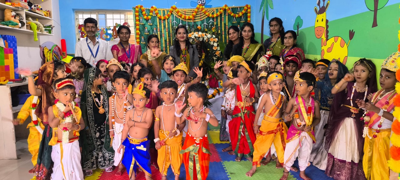 Shri Krishna janmashtami: ಹಲೋ ಕಿಡ್ಸ್ ಶಾಲೆಯಲ್ಲಿ ಶ್ರೀ ಕೃಷ್ಣ ಜನ್ಮಾಷ್ಟಮಿ : ವೇಷ ಭೂಷಣ ಸ್ಪರ್ಧೆಯಲ್ಲಿ ಚಿಣ್ಣರ ಕಲರವ