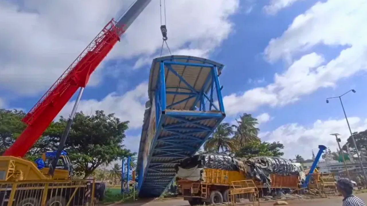 ಕೋಲಾರ ಹೆದ್ದಾರಿಯಲ್ಲಿ ಲಾರಿ ಡಿಕ್ಕಿಯಾಗಿ ಮುರಿದು ಬಿದ್ದ ಸ್ಕೈವಾಕ್