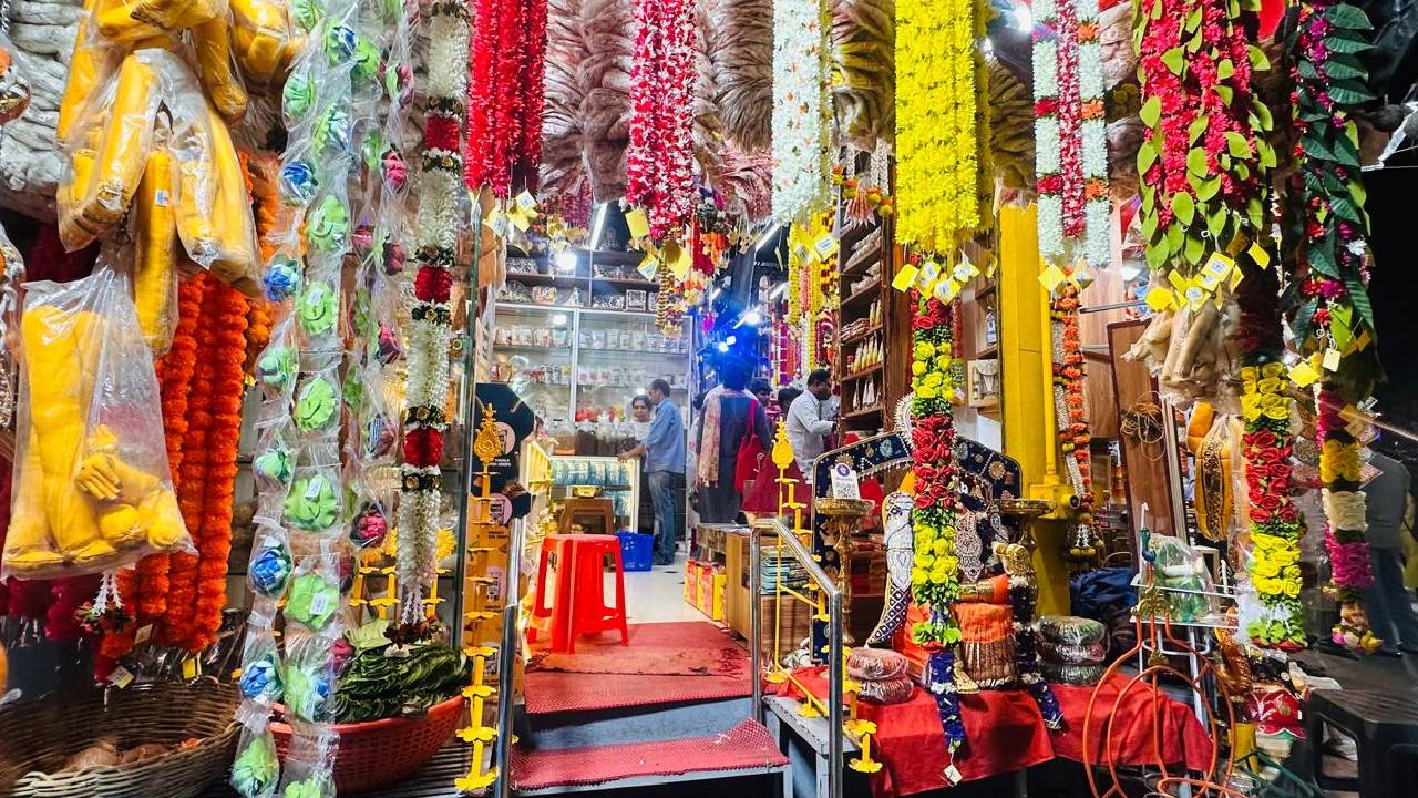 Krishna Janmastami 2025: ಎಲ್ಲೆಡೆ ಶುರುವಾಯ್ತು ಕೃಷ್ಣ ಜನ್ಮಾಷ್ಟಮಿ ಹಬ್ಬದ ಶಾಪಿಂಗ್ - Image 3
