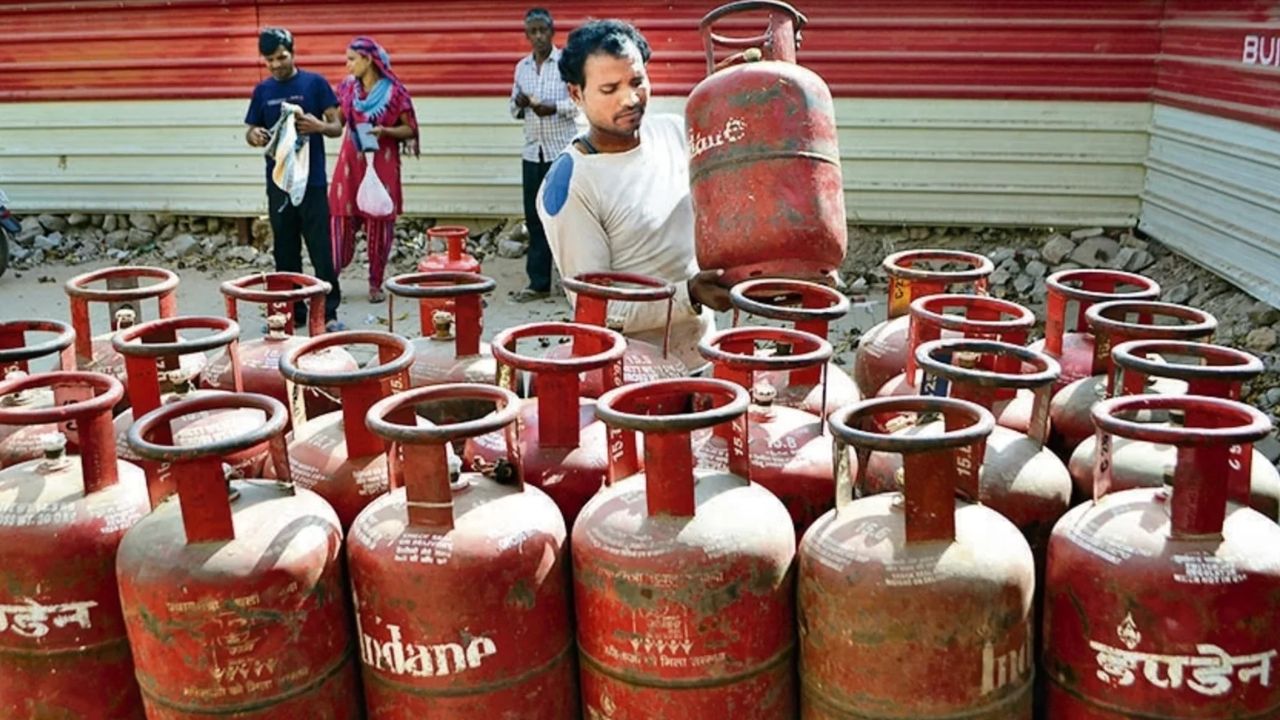 LPG Shortage: ಗೃಹಬಳಕೆ ಎಲ್‌ಪಿಜಿ ಡೆಲಿವರಿಯೂ ವಿಳಂಬ; ಬುಕಿಂಗ್‌ ಮಾಡಿ ವಾರವಾದ್ರೂ ಸಿಗುತ್ತಿಲ್ಲ ಗ್ಯಾಸ್‌ ಸಿಲಿಂಡರ್‌!