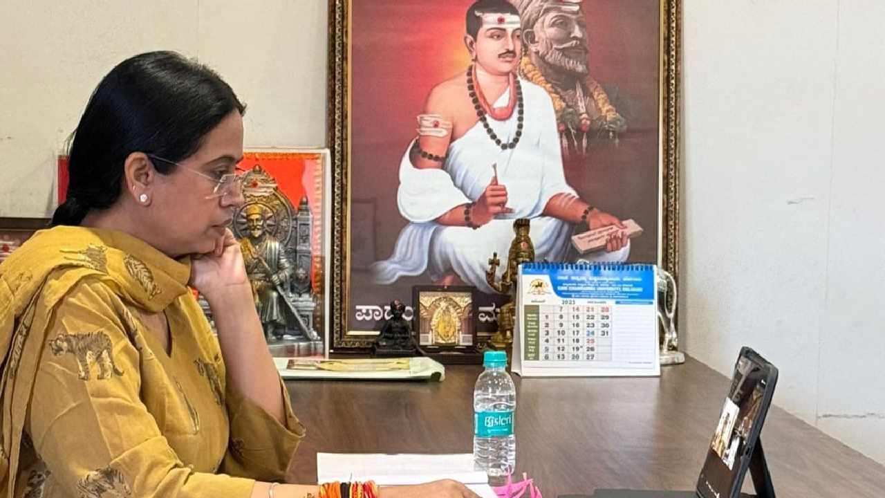 ಮನೆಯಿಂದಲೇ ಬಜೆಟ್ ಪೂರ್ವಭಾವಿ ಸಭೆಯಲ್ಲಿ ಭಾಗಿಯಾದ ಹೆಬ್ಬಾಳ್ಕರ್!