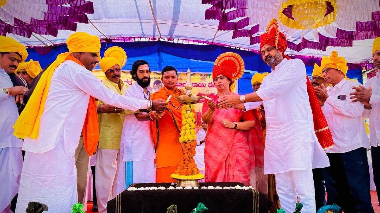 ಲಕ್ಷ್ಮೀ ಹೆಬ್ಬಾಳಕರ್‌ಗೆ ಚಿನ್ನದ ಸರ ಉಡುಗೊರೆ ನೀಡಿದ ಗ್ರಾಮಸ್ಥರು