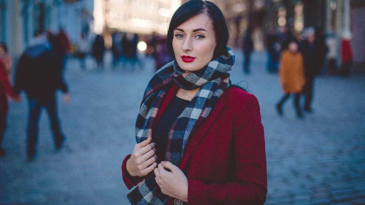 Winter Styling 2026: ಸ್ಟೈಲಿಶ್ ಲುಕ್‌ಗಾಗಿ ಮಫ್ಲರ್ ಸ್ಟೈಲಿಂಗ್ ಟಿಪ್ಸ್ - Image 5