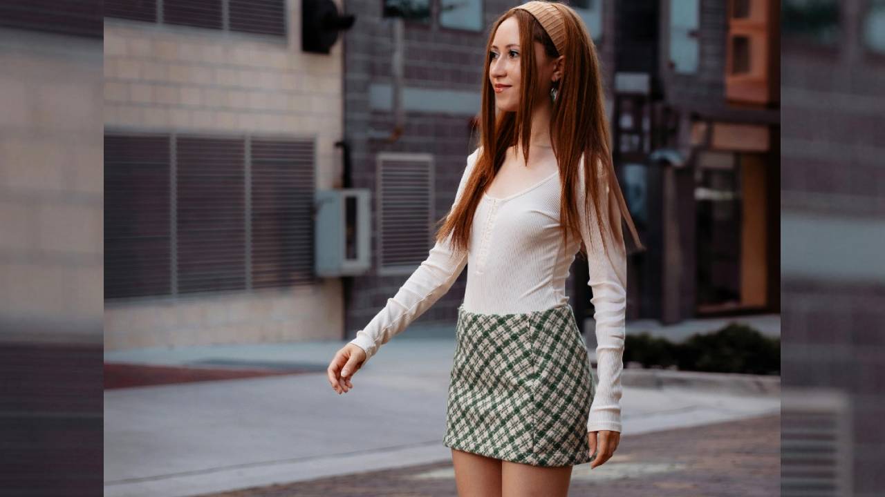 Winter Fashion 2026: ಯುವತಿಯರನ್ನು ಅಪ್ಪಿಕೊಂಡ ಸಿಂಪಲ್ ಸ್ಲಿಮ್ ಸ್ಕರ್ಟ್ಸ್ - Image 3