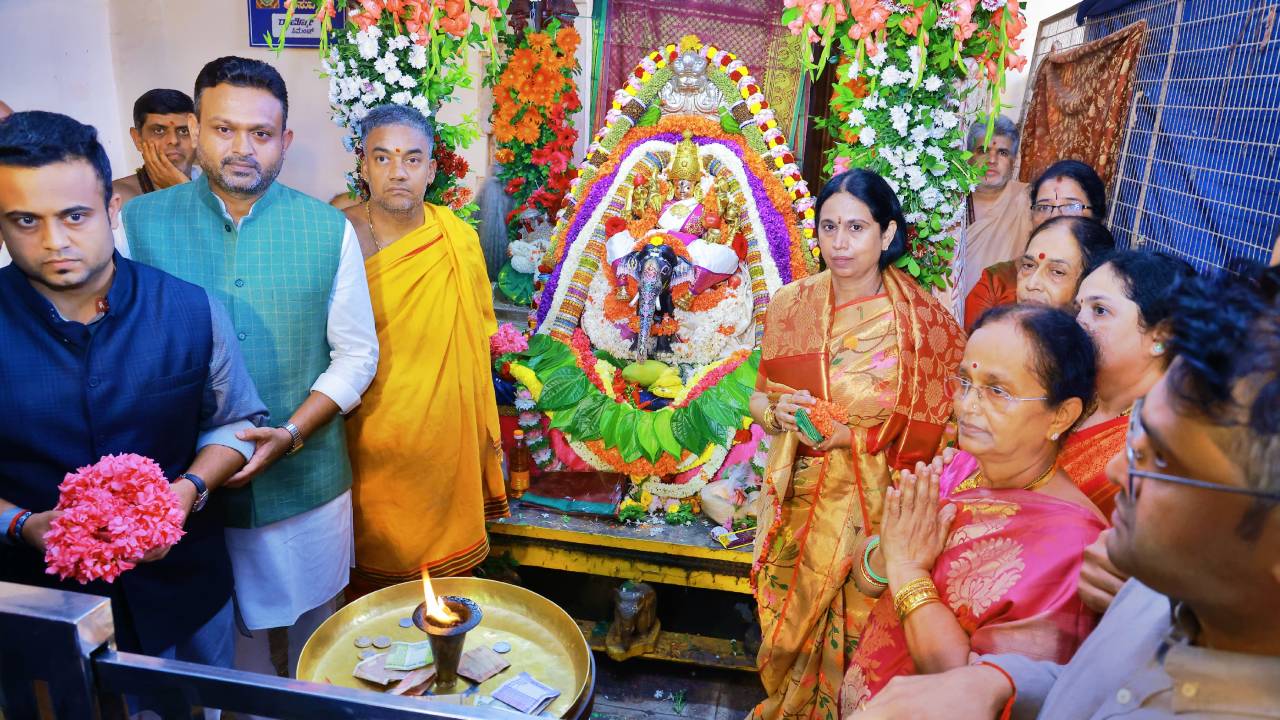 ಕುಟುಂಬ ಸಮೇತ ತಾಯಿ ಚಾಮುಂಡೇಶ್ವರಿಯ ದರ್ಶನ ಪಡೆದ ಲಕ್ಷ್ಮೀ ಹೆಬ್ಬಾಳ್ಕರ್