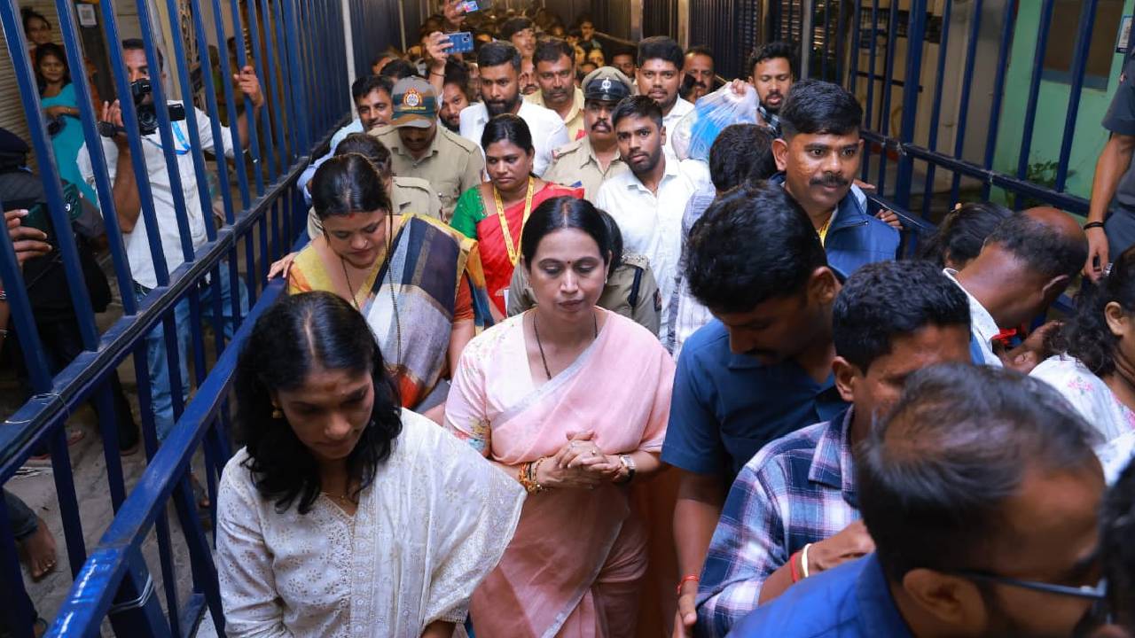 ಸಾಲಿನಲ್ಲಿ ನಿಂತು ಹಾಸನಾಂಬೆ ದರ್ಶನ ಪಡೆದ ಲಕ್ಷ್ಮೀ ಹೆಬ್ಬಾಳ್ಕರ್