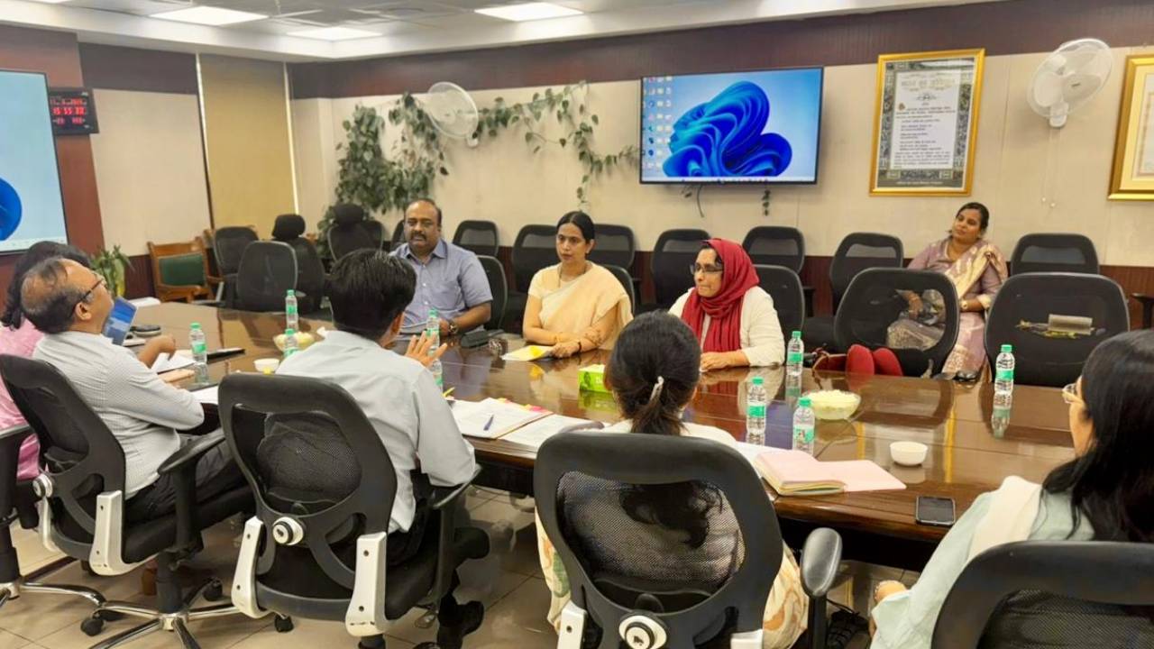 Laxmi Hebbalkar: ಕೇಂದ್ರ ಮಹಿಳಾ-ಮಕ್ಕಳ ಅಭಿವೃದ್ಧಿ ಇಲಾಖೆ ಉನ್ನತ ಅಧಿಕಾರಿಗಳೊಂದಿಗೆ ಸಚಿವೆ ಹೆಬ್ಬಾಳ್ಕರ್‌ ಚರ್ಚೆ