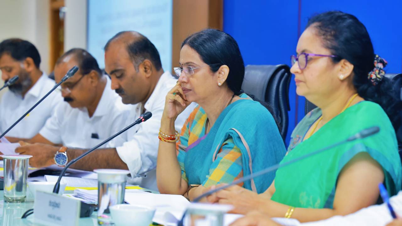 Laxmi Hebbalkar: ಫೀಲ್ಡಿಗಿಳಿದು ಕೆಲಸ ಮಾಡಬೇಕು; ಅಧಿಕಾರಿಗಳಿಗೆ ಸಚಿವೆ ಲಕ್ಷ್ಮಿ ಹೆಬ್ಬಾಳ್ಕರ್ ತಾಕೀತು