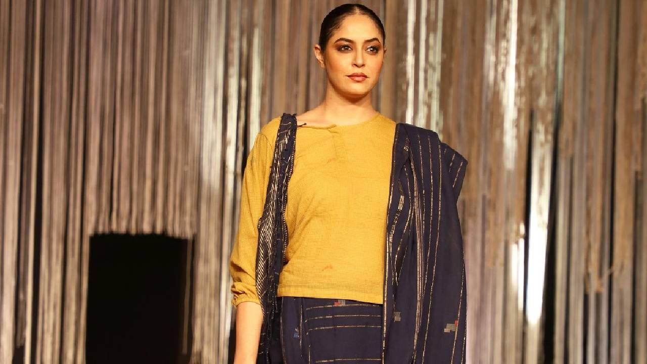 Winter Saree Fashion 2026: ಚಳಿಗಾಲದಲ್ಲಿ ಸೀರೆಗೂ ಸಿಕ್ತು ಲೇಯರ್ ಲುಕ್ - Image 3