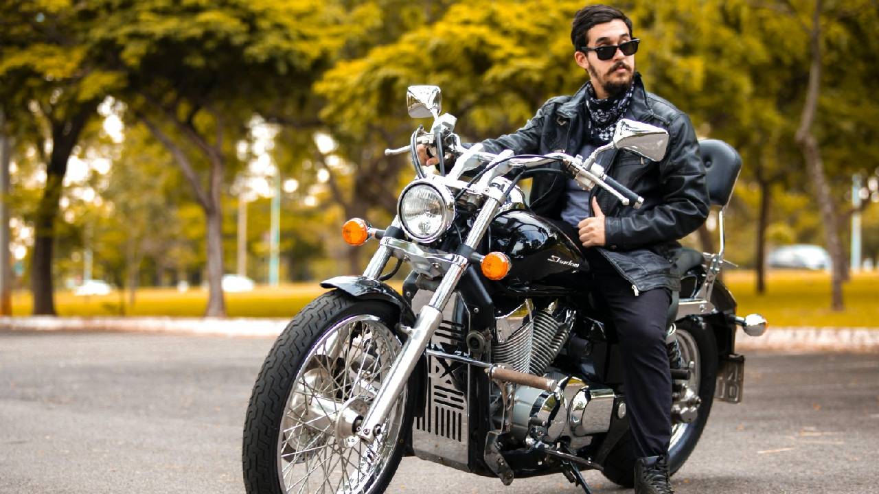 Winter Fashion 2025: ಲೆದರ್ ಜಾಕೆಟ್ ಧರಿಸುವವರಿಗೆ ಇಲ್ಲಿವೆ ಸಿಂಪಲ್ ಸ್ಟೈಲಿಂಗ್ ಟಿಪ್ಸ್ - Image 2