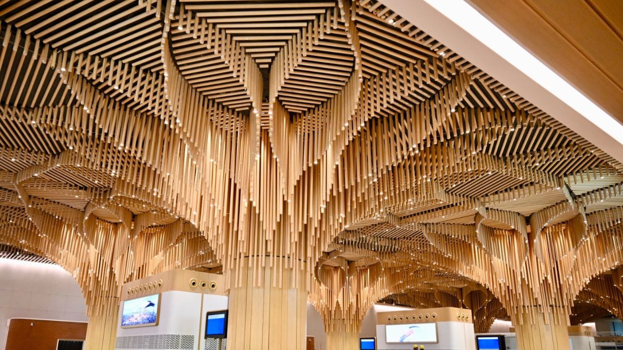 ಗುವಾಹಟಿಯಲ್ಲಿ ಭಾರತದ ಮೊದಲ ಪ್ರಕೃತಿ ಥೀಮ್‌ನ ವಿಮಾನ ನಿಲ್ದಾಣಕ್ಕೆ ಪ್ರಧಾನಿ ನರೇಂದ್ರ ಮೋದಿ ಚಾಲನೆ; ಇಲ್ಲಿದೆ ಕಲರ್‌ಫುಲ್‌ ಫೋಟೊಸ್‌ - Image 1