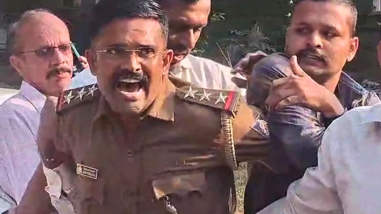 ಬೆಂಗಳೂರಿನಲ್ಲಿ 4 ಲಕ್ಷ ಲಂಚ ಸ್ವೀಕರಿಸುವಾಗ ಲೋಕಾಯುಕ್ತಕ್ಕೆ ಸಿಕ್ಕಿಬಿದ್ದ ಇನ್ಸ್‌ಪೆಕ್ಟರ್; ಬಂಧನದ ವೇಳೆ ಹೈಡ್ರಾಮಾ, Video Viral