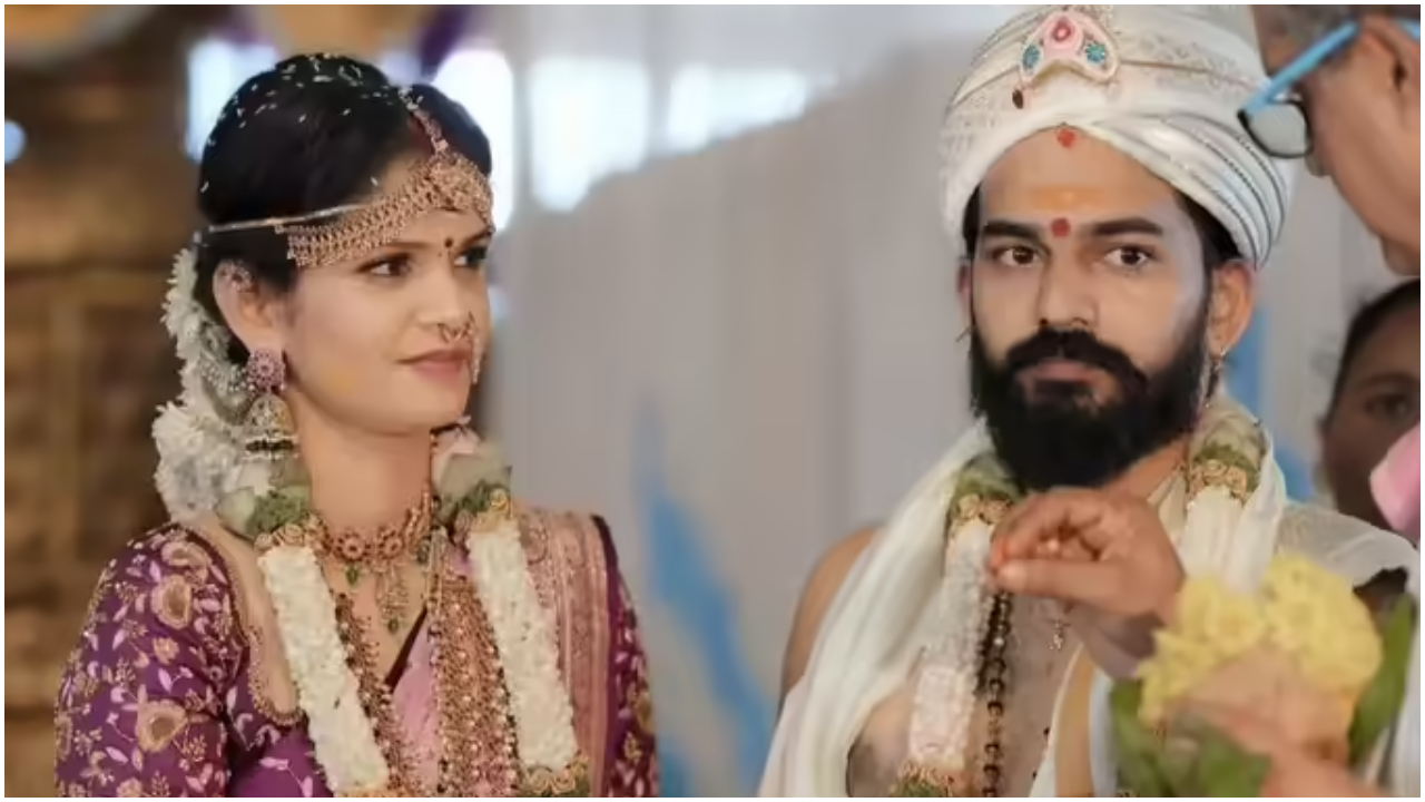 Year Ender 2025: ಈ ವರ್ಷ ದಾಂಪತ್ಯ ಬದುಕಿಗೆ ಕಾಲಿಟ್ಟ ಸ್ಯಾಂಡಲ್‌ವುಡ್‌ ಸೆಲೆಬ್ರಿಟಿಗಳು ಇವರೇ ನೋಡಿ; ಇಲ್ಲಿದೆ ಫುಲ್‌ ಲಿಸ್ಟ್‌ - Image 7