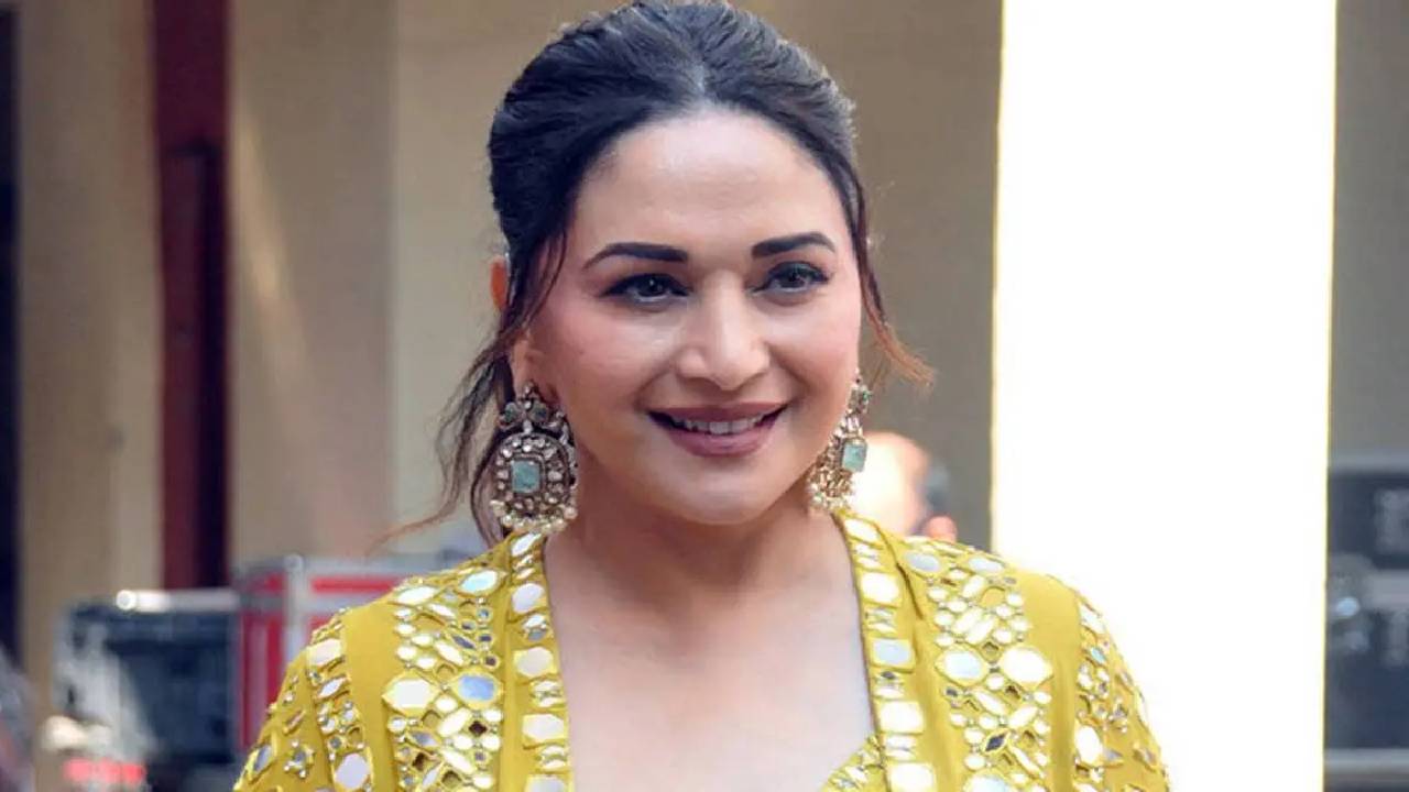 Madhuri Dixit: ತಂದೆ- ಮಗ ಇಬ್ಬರ ಜೊತೆನೂ ತೆರೆ ಮೇಲೆ ರೊಮ್ಯಾನ್ಸ್ ಮಾಡಿದ ಖ್ಯಾತ ನಟಿ ಯಾರು ಗೊತ್ತಾ? - Image 3