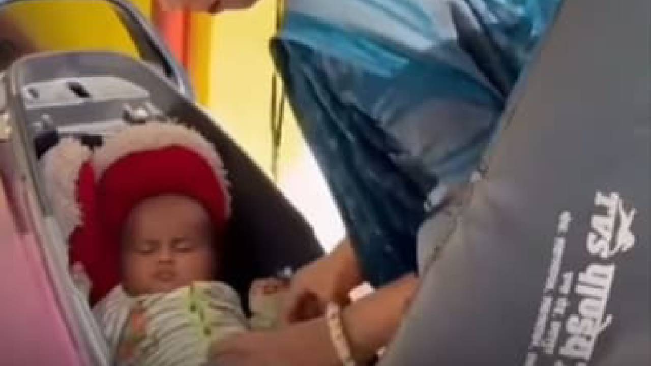 ಡಿಕ್ಕಿಯೊಳಗೆ ಮಗುವನ್ನು ಮಲಗಿಸಿ ಸ್ಕೂಟರ್ ಚಲಾಯಿಸಿದ ಮಹಿಳೆ