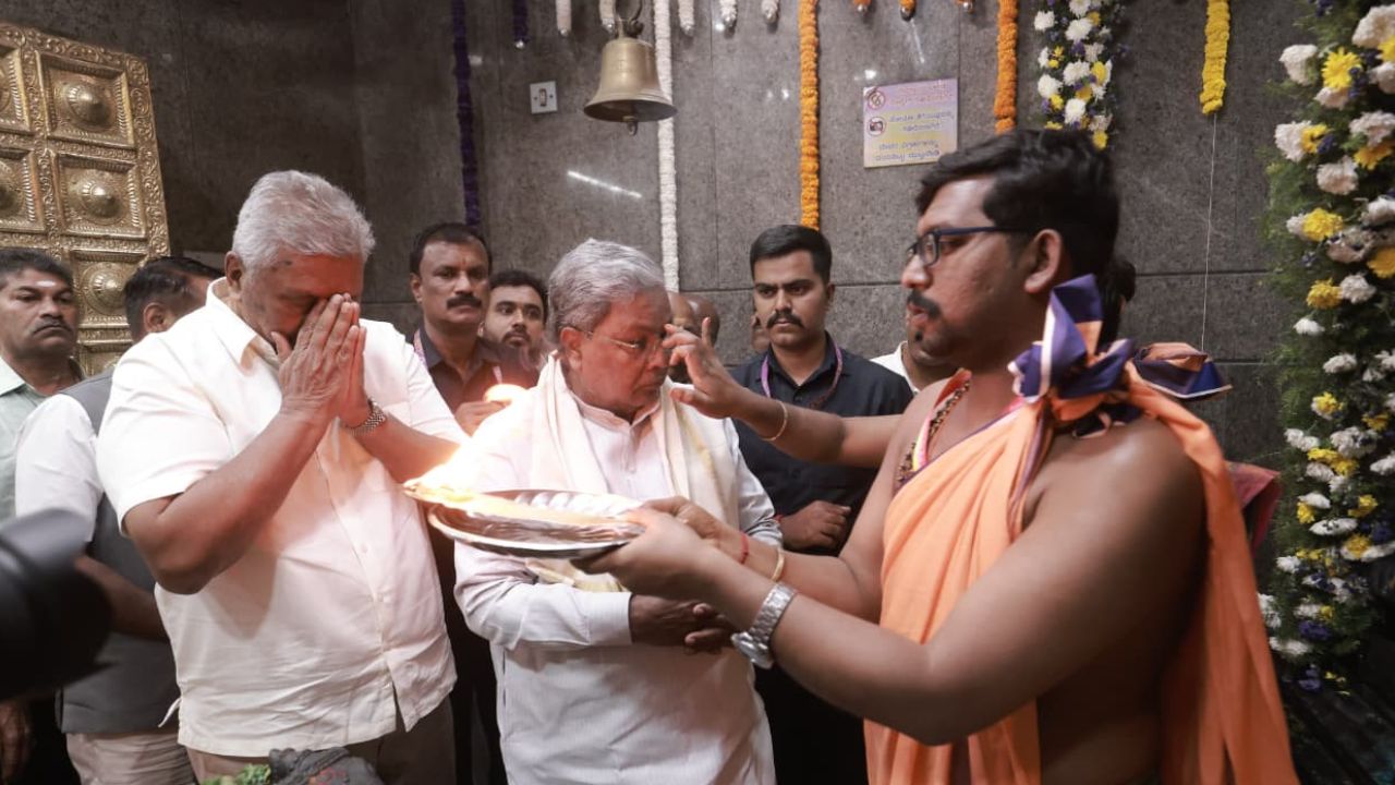 Mahashivratri 2026: ಮಲೆ ಮಹದೇಶ್ವರ ದೇವಾಲಯಕ್ಕೆ ಸಿಎಂ ಭೇಟಿ, ತಂದೆ ಎಚ್.ಡಿ. ದೇವೇಗೌಡರ ಜತೆ ಶಿವನ ದರ್ಶನ ಪಡೆದ ಎಚ್‌ಡಿಕೆ - Image 3