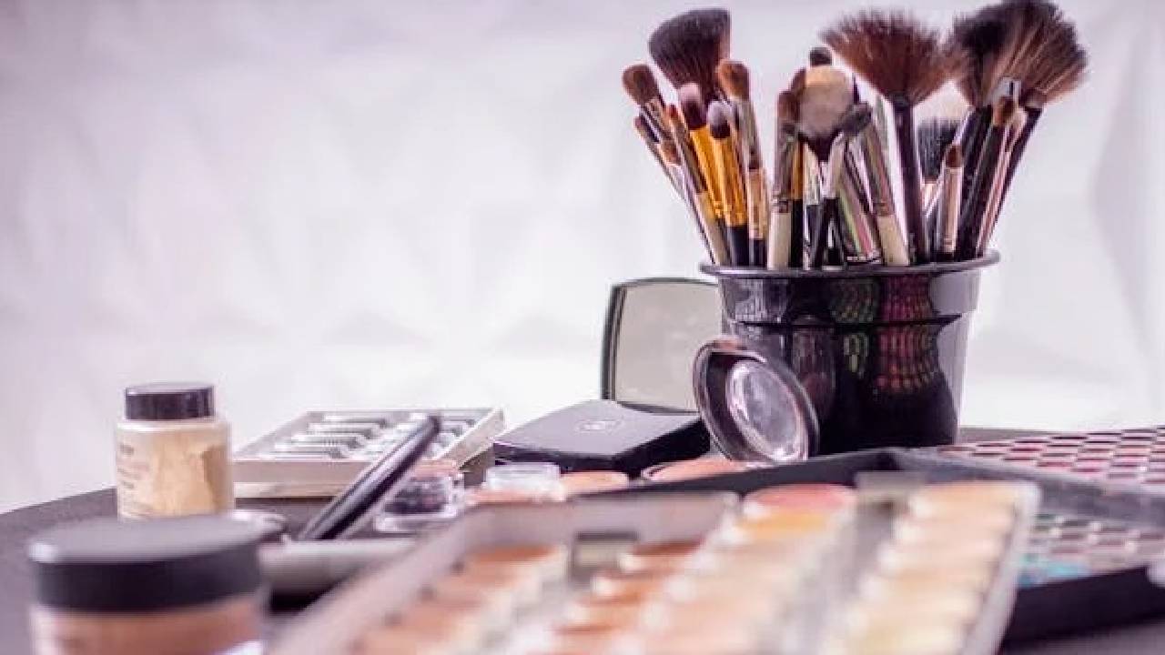 Makeup kit Ideas: ಲಾಂಗ್ ಲಾಸ್ಟಿಂಗ್ ಮೇಕಪ್ ಕಿಟ್‌ಗೆ ಇಲ್ಲಿದೆ 5 ಐಡಿಯಾ - Image 1
