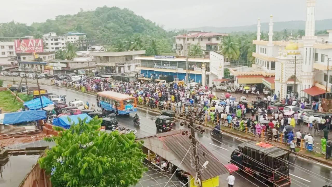 Mangalore News: ರಹೀಂ ಶವಯಾತ್ರೆ ವೇಳೆ ಶೋರೂಮ್‌ಗೆ ಕಲ್ಲು ತೂರಾಟ; ಬಲವಂತವಾಗಿ ಬಂದ್‌ ಮಾಡಿಸಿದ ಕಿಡಿಗೇಡಿಗಳು