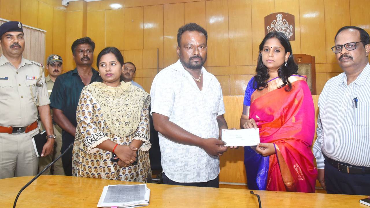 Bengaluru stampede: ಕಾಲ್ತುಳಿತ ದುರಂತ; ಕುಣಿಗಲ್‌ನ ಮನೋಜ್ ಕುಟುಂಬಕ್ಕೆ 25 ಲಕ್ಷ ಪರಿಹಾರದ ಚೆಕ್‌ ಹಸ್ತಾಂತರಿಸಿದ ಡಿಸಿ