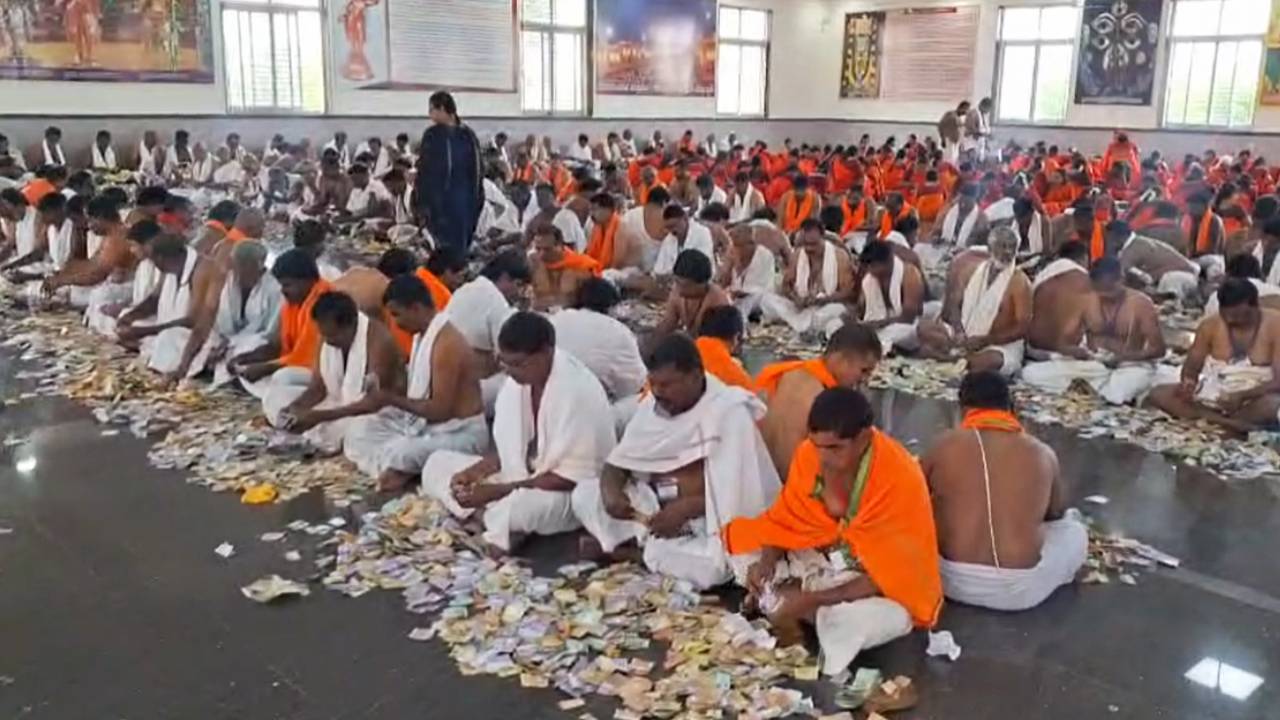 Mantralaya Raghavendra Swamy Matha: ಮಂತ್ರಾಲಯ ಹುಂಡಿ ಎಣಿಕೆ; ದಾಖಲೆಯ ಕಾಣಿಕೆ, ಚಿನ್ನ- ಬೆಳ್ಳಿ ಸಂಗ್ರಹ