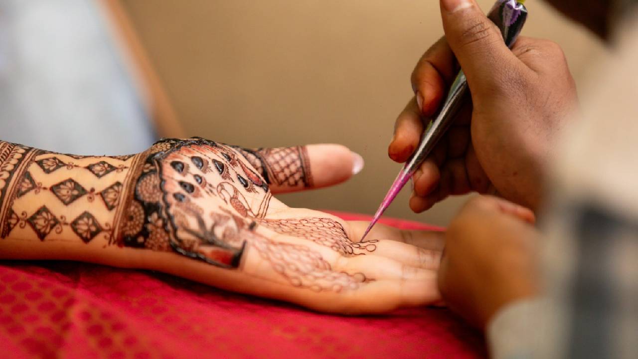 Mehandi Awareness 2025: ಹೆಚ್ಚಾದ ಬೀದಿ ಬದಿ ಮದರಂಗಿ ಹಾಕುವ ಕಲಾಕಾರರು - Image 1
