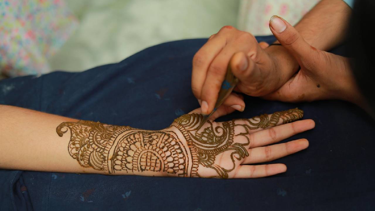 Mehandi Awareness 2025: ಹೆಚ್ಚಾದ ಬೀದಿ ಬದಿ ಮದರಂಗಿ ಹಾಕುವ ಕಲಾಕಾರರು - Image 2