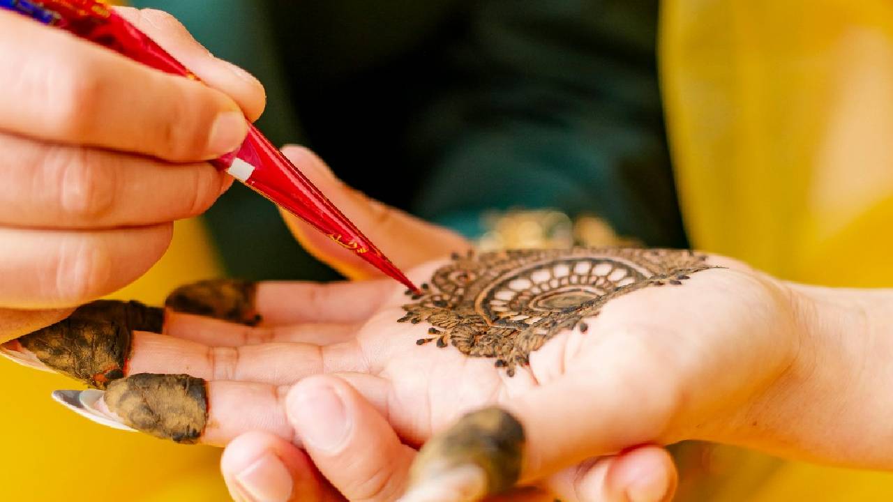 Mehandi Awareness 2025: ಹೆಚ್ಚಾದ ಬೀದಿ ಬದಿ ಮದರಂಗಿ ಹಾಕುವ ಕಲಾಕಾರರು - Image 5