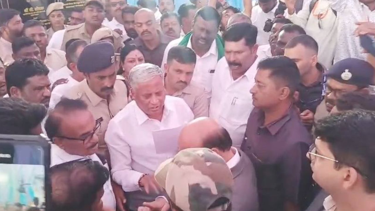 ಕೇಂದ್ರ ಸಚಿವ ಸೋಮಣ್ಣ ಕಾರ್ಯಕ್ರಮದಲ್ಲಿ ಹೈಡ್ರಾಮಾ; ಕುರ್ಚಿ ಎಸೆದು ಕೈ ಕಾರ್ಯಕರ್ತರ ಆಕ್ರೋಶ