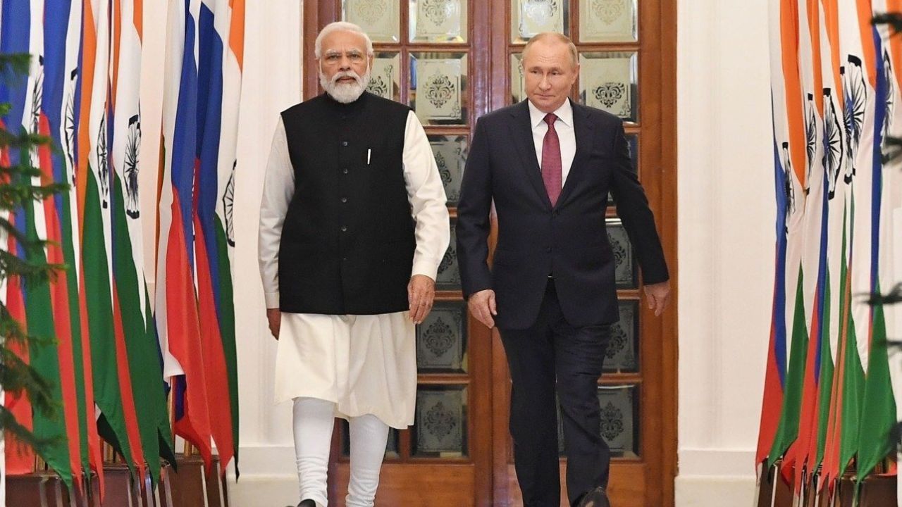 Vladimir Putin India Visit: ಹ್ಯಾಂಡ್‌ ಶೇಕ್‌, ಬೆಚ್ಚನೆಯ ಅಪ್ಪುಗೆ, ಒಂದೇ ಕಾರಿನಲ್ಲಿ ಪಯಣ; ಗೆಳೆಯ ವ್ಲಾಡಿಮಿರ್ ಪುಟಿನ್‌ನನ್ನು ಆತ್ಮೀಯವಾಗಿ ಸ್ವಾಗತಿಸಿದ ಮೋದಿ - Image 4
