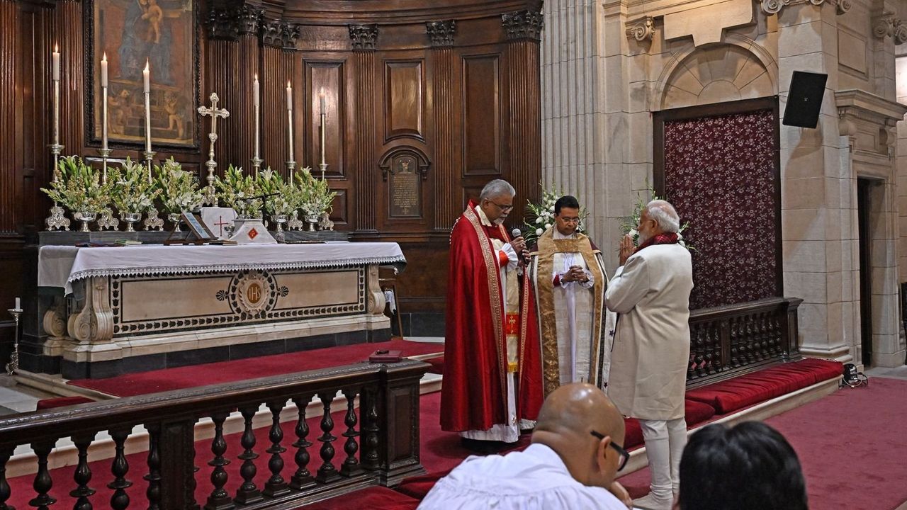 ಚರ್ಚ್‌ಗೆ ತೆರಳಿ ಕ್ರಿಸ್‌ಮಸ್‌ ಆಚರಣೆಯಲ್ಲಿ ಭಾಗಿಯಾದ ಪ್ರಧಾನಿ ನರೇಂದ್ರ ಮೋದಿ; ಸಾಮರಸ್ಯದ ಸಂದೇಶ ರವಾನೆ - Image 2