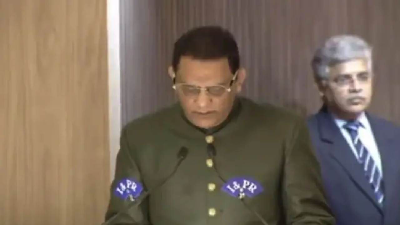 ಸಚಿವನಾಗಿ ಮಾಜಿ ಕ್ರಿಕೆಟಿಗ ಮೊಹಮ್ಮದ್ ಅಜರುದ್ದೀನ್ ಪ್ರಮಾಣ ವಚನ ಸ್ವೀಕಾರ