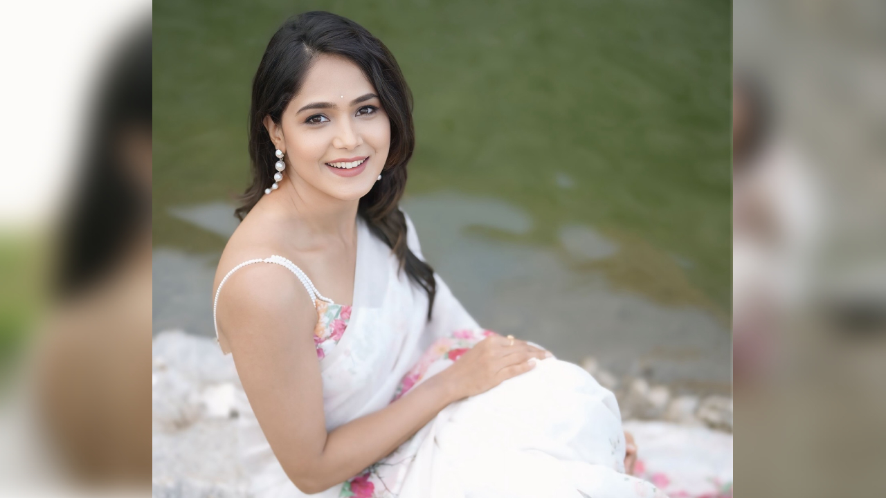 Mokshitha Pai: ನದಿಯ ತಡದಲ್ಲಿ ಬಿಳಿ ಸೀರೆಯುಟ್ಟು ಫೋಟೋಕ್ಕೆ ಪೋಸ್ ಕೊಟ್ಟ ಮೋಕ್ಷಿತಾ - Image 6