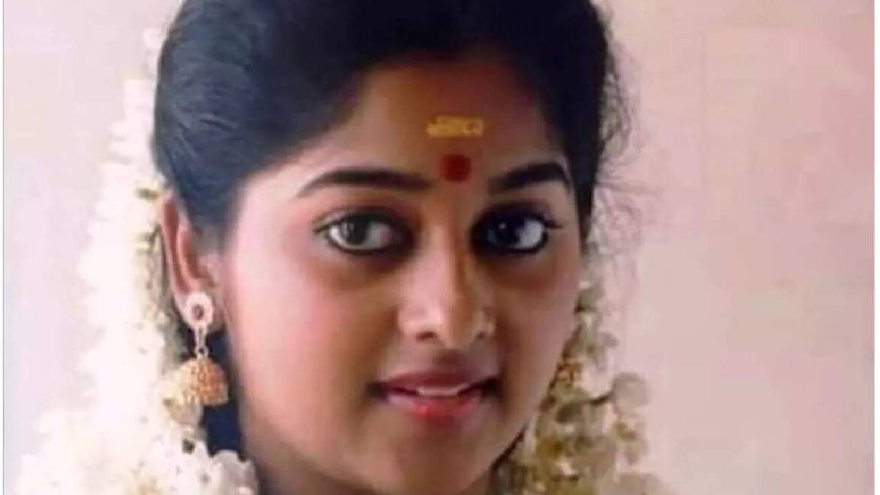 Monisha Unni: ಬಾಲ್ಯದಲ್ಲೇ ಚಿತ್ರರಂಗಕ್ಕೆ ಎಂಟ್ರಿ...16ನೇ ವಯಸ್ಸಿನಲ್ಲಿ ರಾಷ್ಟ್ರ ಪ್ರಶಸ್ತಿ...ಕೇವಲ 21 ವಯಸ್ಸಿನಲ್ಲಿ ದುರಂತ ಅಂತ್ಯಕಂಡ ಈ ನಟಿ ಯಾರು? - Image 1