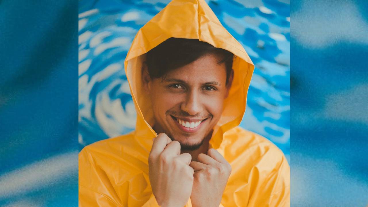 Monsoon Fashion 2025: ಮಳೆಗಾಲಕ್ಕೆ ಲಗ್ಗೆ ಇಟ್ಟ ಕಲರ್ಫುಲ್ ರೈನ್ಕೋಟ್ಸ್ - Image 4