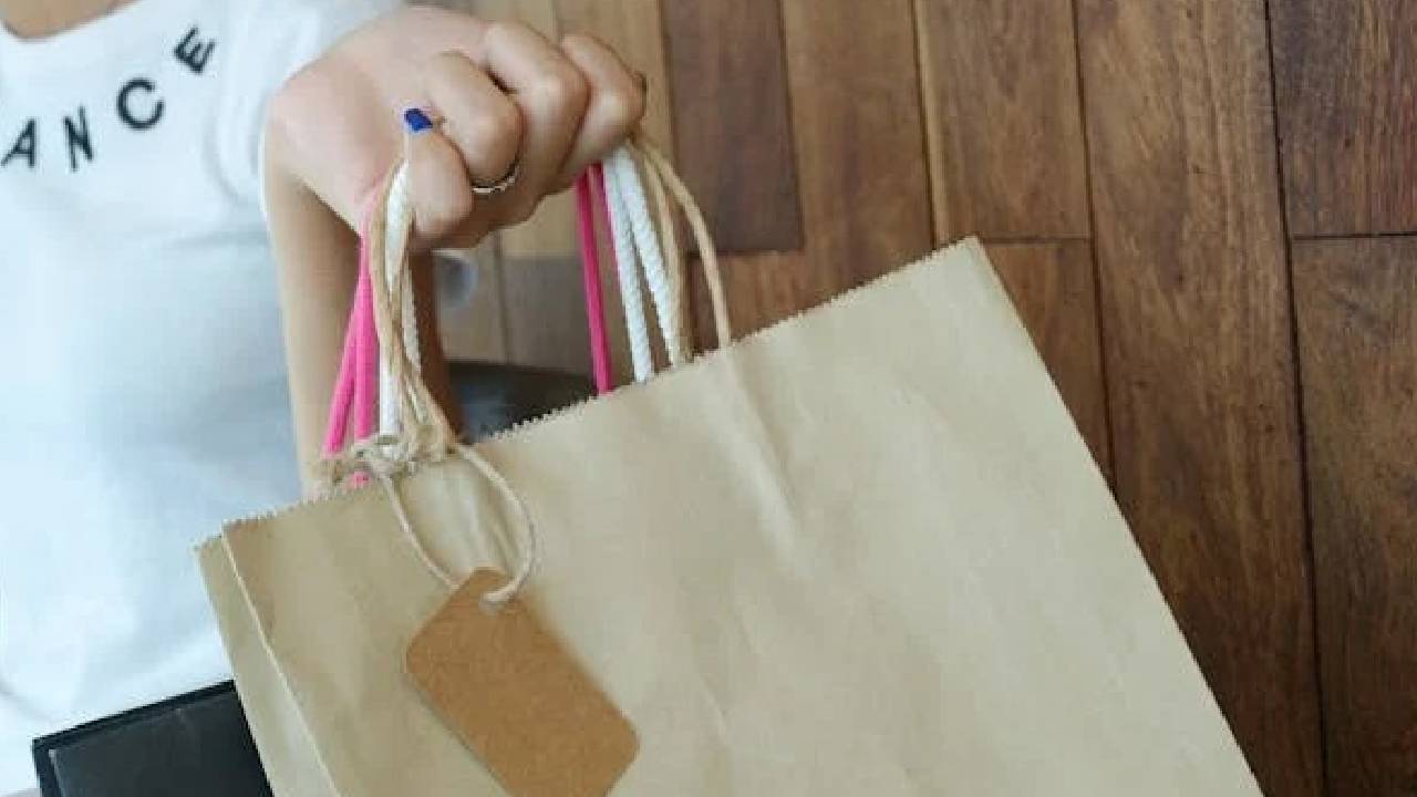 Monsoon Shopping Styling Tips: ಮಾನ್ಸೂನ್ ಸೀಸನ್ ಶಾಪಿಂಗ್ ಸ್ಟೈಲಿಂಗ್ಗೆ ಇಲ್ಲಿದೆ 5 ಐಡಿಯಾ - Image 1