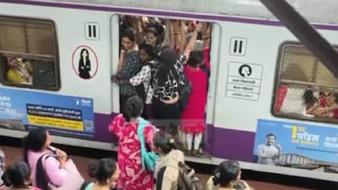 ಮುಂಬೈ ಟ್ರೈನ್ ನಲ್ಲಿ ಯುವತಿಯ ಜುಟ್ಟು ಹಿಡಿದು ಎಳೆದಾಟ: ಇಲ್ಲಿದೆ ವಿಡಿಯೊ!
