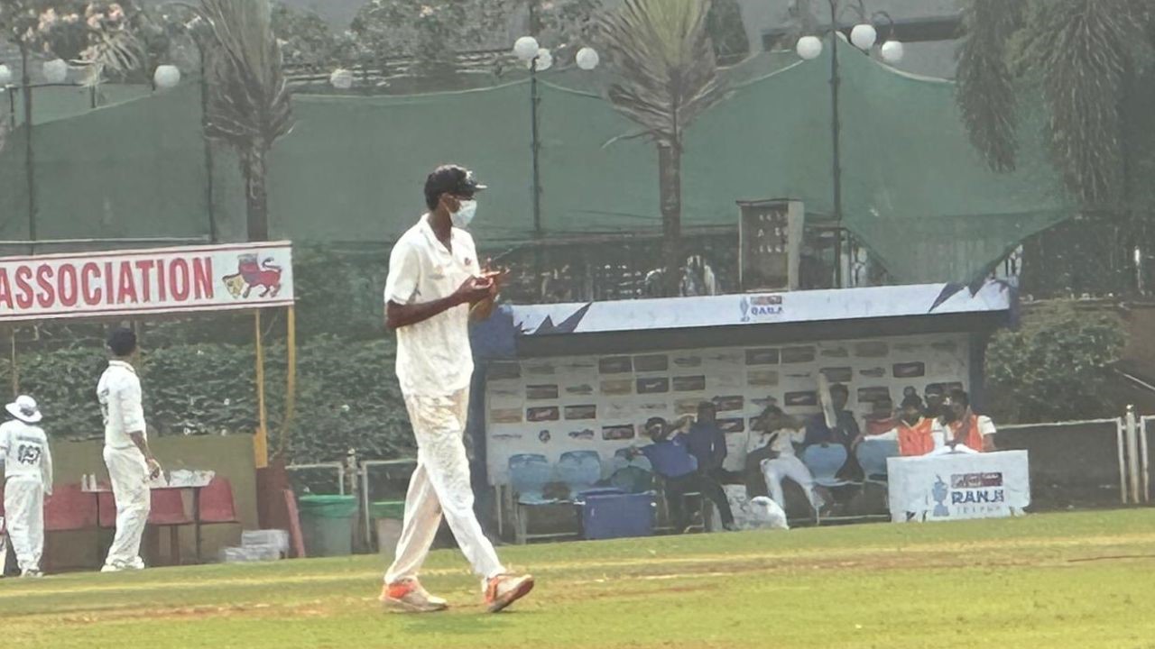 ದೆಹಲಿ ವಿರುದ್ದದ ಪಂದ್ಯದಲ್ಲಿ  ಮಾಸ್ಕ್‌ ಧರಿಸಿ ಆಡಿದ ಮುಂಬೈ ಆಟಗಾರರು!