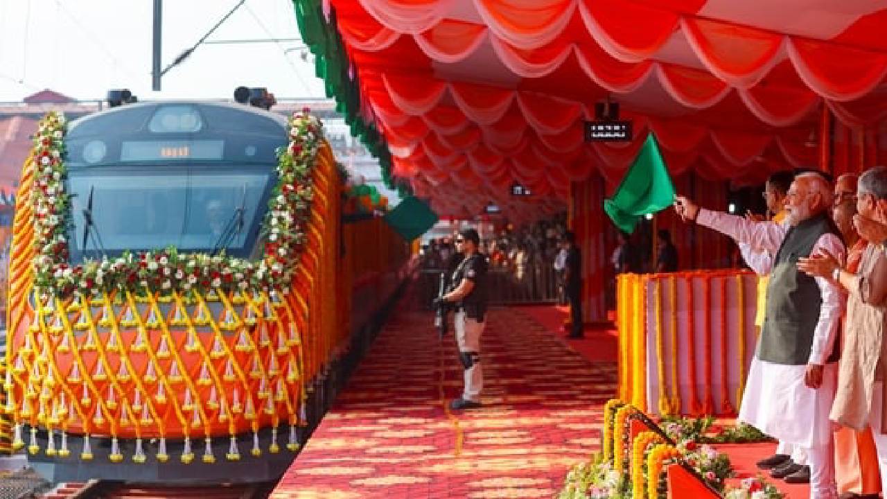 4 ಹೊಸ ವಂದೇ ಭಾರತ್ ರೈಲುಗಳಿಗೆ ಹಸಿರು ನಿಶಾನೆ ತೋರಿದ ಪ್ರಧಾನಿ ಮೋದಿ
