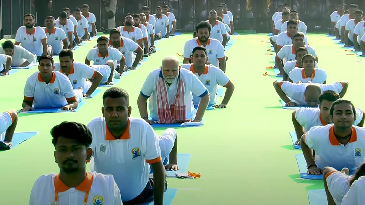 International Yoga Day: International Yoga Day: ಪ್ರಧಾನಿ ಮೋದಿಯಿಂದ ಹಿಡಿದು ಲಂಡನ್ವರೆಗೆ; ದೇಶ ವಿದೇಶದಲ್ಲಿ ಯೋಗ ದಿನಾಚರಣೆ - Image 5