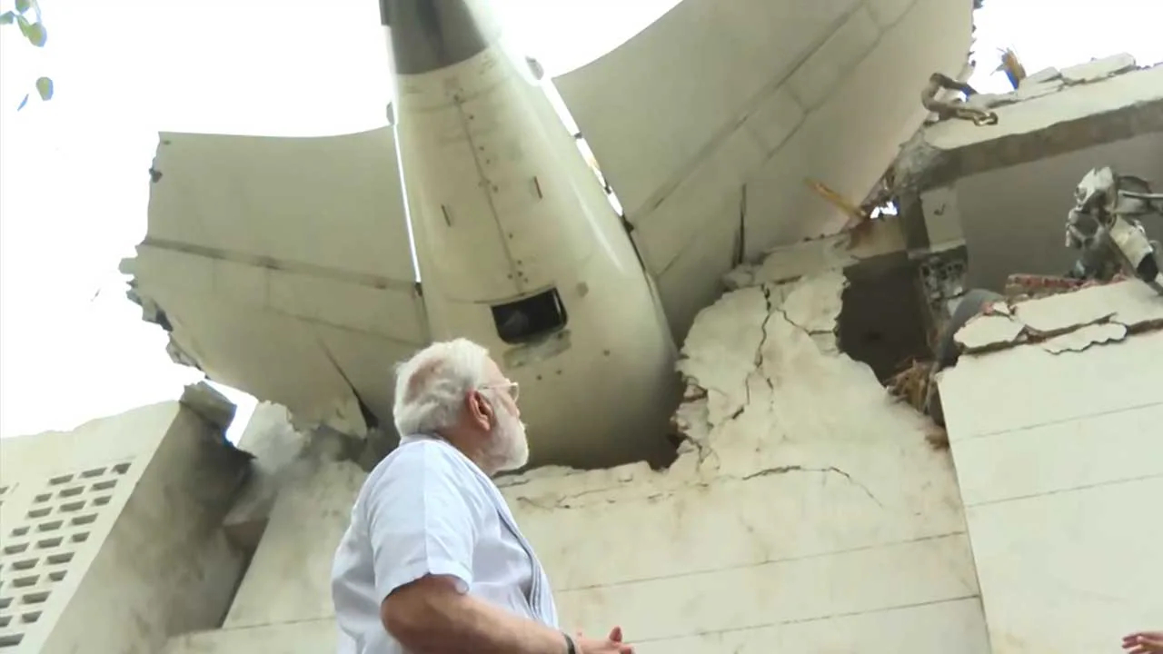 Ahmedabad Plane Crash: ವಿಮಾನ ದುರಂತ ಸ್ಥಳಕ್ಕೆ ಮೋದಿ ಭೇಟಿ ; ಆಸ್ಪತ್ರೆಯಲ್ಲಿ ಗಾಯಾಳುಗಳ ಆರೋಗ್ಯ ವಿಚಾರಿಸಿದ ಪ್ರಧಾನಿ