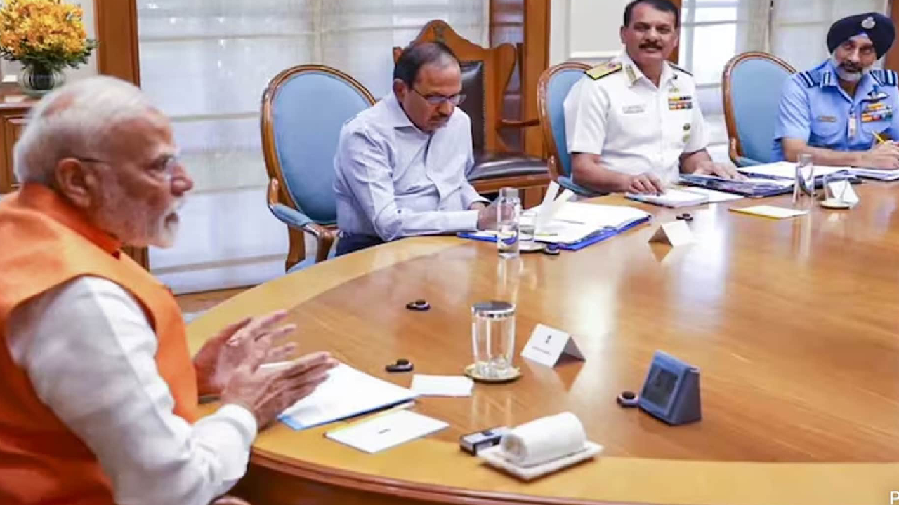 ವಾಯುಸೇನೆ ಮುಖ್ಯಸ್ಥರ ಜೊತೆ ಮೋದಿ ಮಾತುಕತೆ