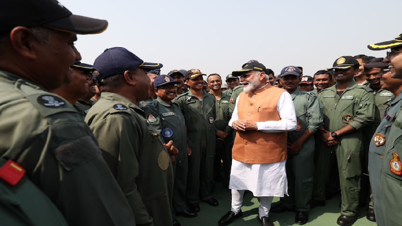 Narendra Modi: ಆದಂಪುರ ವಾಯುನೆಲೆಗೆ ಮೋದಿ ಭೇಟಿ; ವೀರ ಯೋಧರಿಗೆ ಸೆಲ್ಯುಟ್ ಎಂದ ಪ್ರಧಾನಿ, ಫೋಟೋಸ್ ನೋಡಿ - Image 1
