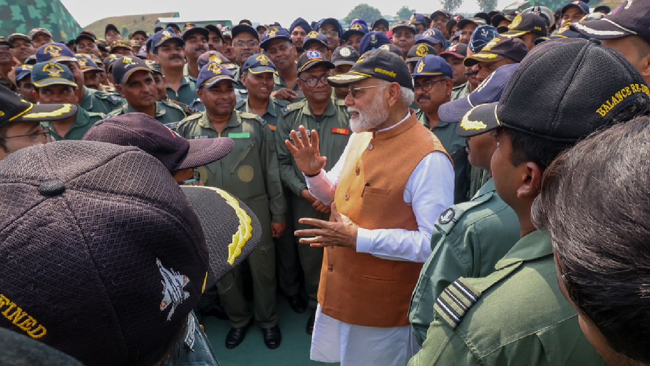 Narendra Modi: ಆದಂಪುರ ವಾಯುನೆಲೆಗೆ ಮೋದಿ ಭೇಟಿ; ವೀರ ಯೋಧರಿಗೆ ಸೆಲ್ಯುಟ್ ಎಂದ ಪ್ರಧಾನಿ, ಫೋಟೋಸ್ ನೋಡಿ - Image 4