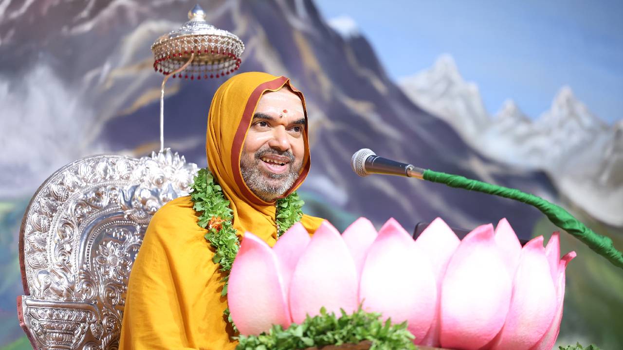 ಕರುಣೆ - ಆಯುಧಾ ಎರಡೂ ದೇವಿಯಲ್ಲಿದೆ - ರಾಘವೇಶ್ವರ ಶ್ರೀ
